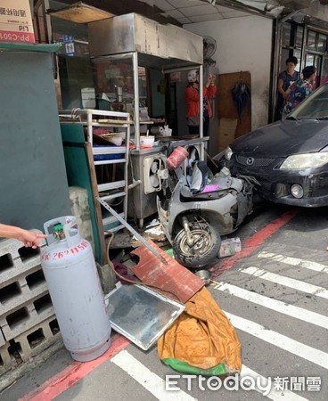 ▲▼遭拖吊的違停轎車不慎脫鉤衝進麵攤內。（圖／記者陳豐德翻攝）