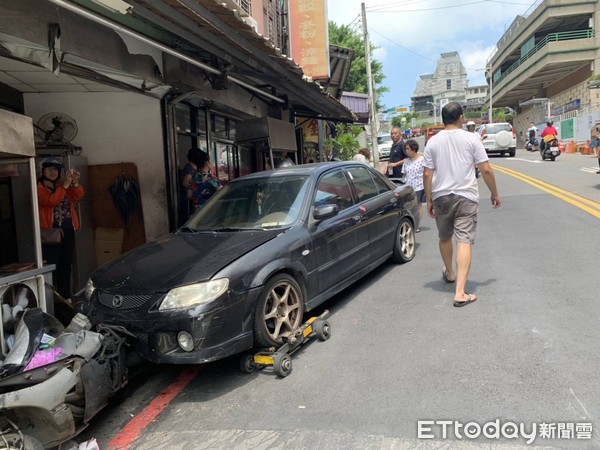 ▲▼遭拖吊的違停轎車不慎脫鉤衝進麵攤內。（圖／記者陳豐德翻攝）