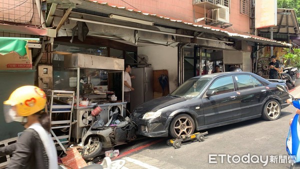 ▲▼遭拖吊的違停轎車不慎脫鉤衝進麵攤內。（圖／記者陳豐德翻攝）