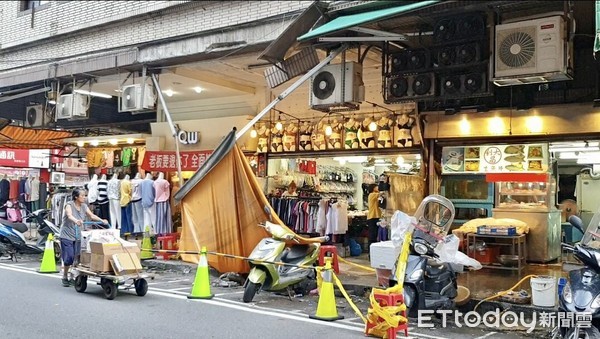 ▲ 基隆仁愛市場30公斤磚牆剝落 天降遮雨棚砸毀機車...所幸無人受傷。（圖／記者郭世賢翻攝）