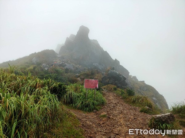 ▲▼登山客爬瑞芳茶壺山，失足摔落洞穴（圖／記者郭世賢翻攝）