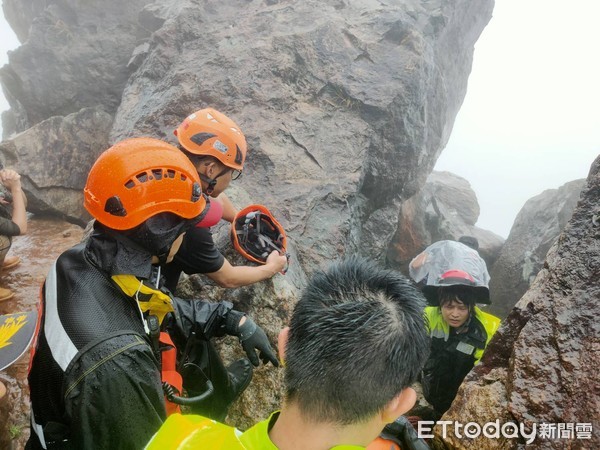 ▲▼登山客爬瑞芳茶壺山，失足摔落洞穴（圖／記者郭世賢翻攝）