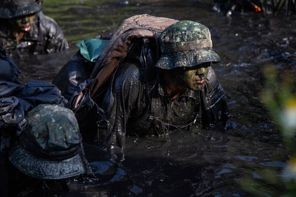 ▲▼陸軍海龍蛙兵結訓，學員通過硬漢週考驗。（圖／國防部提供）