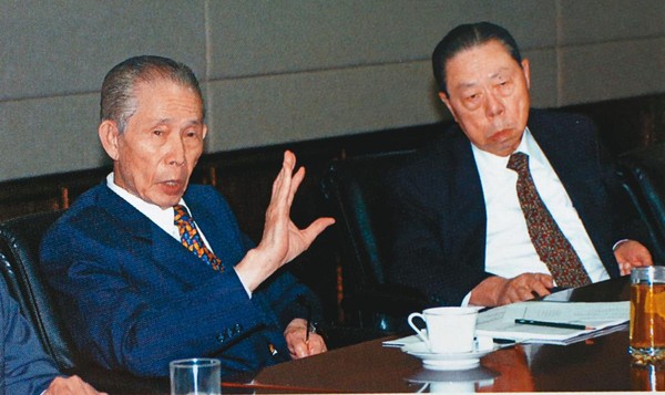 台塑創辦人王永慶（左）、王永在（右）兄弟，聯手打造台塑集團江山。（台塑提供）