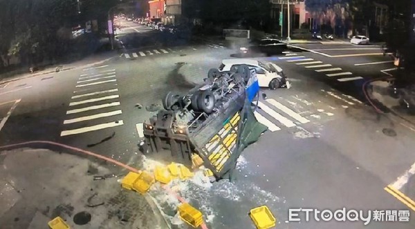 ▲台中貨車碰撞轎車...車頭撞爛全毀！雞、鵝全噴出撒落一地。（圖／記者李忠憲翻攝）