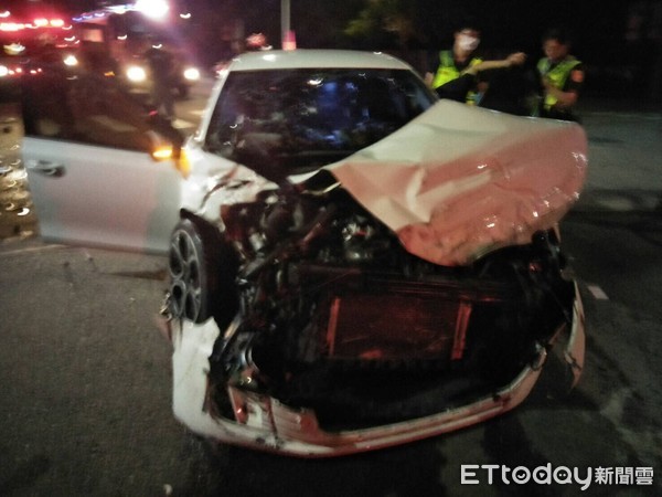 ▲台中貨車碰撞轎車...車頭撞爛全毀！雞、鵝全噴出撒落一地。（圖／記者李忠憲翻攝）