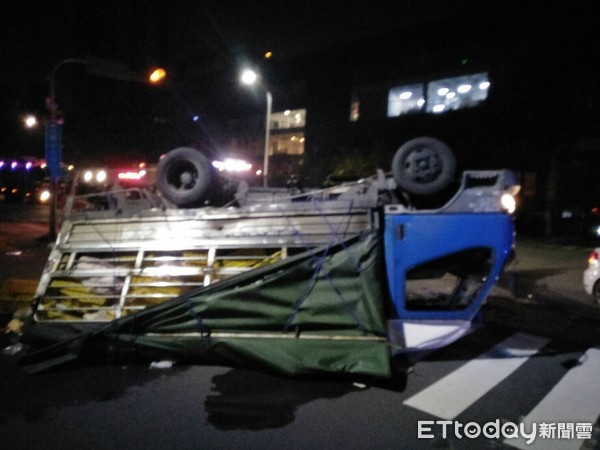 ▲台中貨車碰撞轎車...車頭撞爛全毀！雞、鵝全噴出撒落一地。（圖／記者李忠憲翻攝）