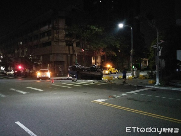 ▲台中貨車碰撞轎車...車頭撞爛全毀！雞、鵝全噴出撒落一地。（圖／記者李忠憲翻攝）