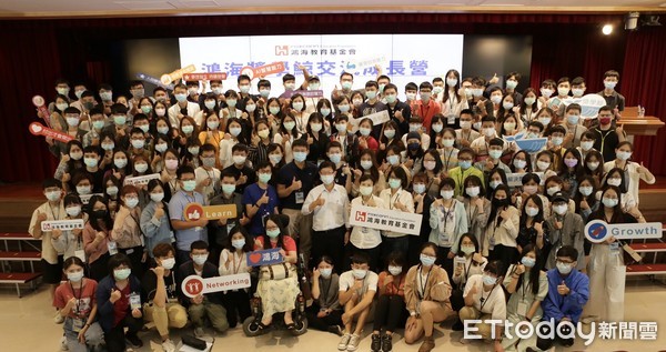 ▲鴻海獎學鯨交流成長營完美落幕，劉揚偉董事長與歷屆獎學鯨得主開心合影。（圖／鴻海教育基金會提供）