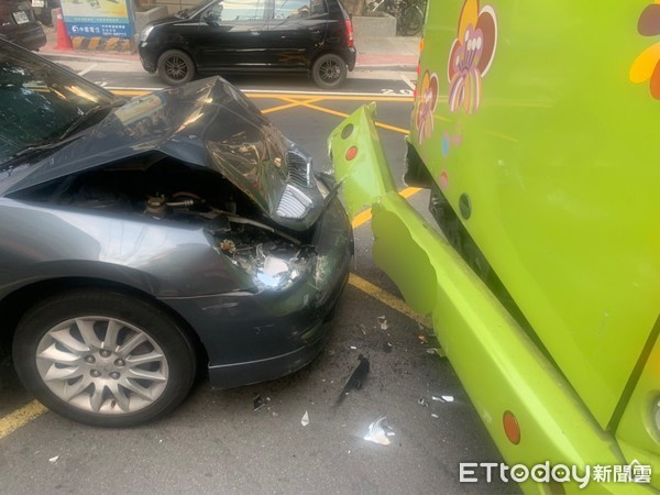 ▲▼男子酒駕追撞公車，下車滿頭鮮血還想裝鎮定。（圖／記者陳豐德翻攝）