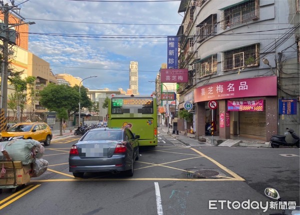 ▲▼男子酒駕追撞公車，下車滿頭鮮血還想裝鎮定。（圖／記者陳豐德翻攝）