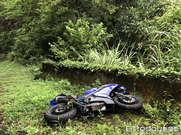 ▲▼18歲廖男7月剛拿到駕照，北宜公路跑山被計程車超車後摔落斜坡（紅圈處），送醫不治。後方機車騎士拍下過程             。（圖／記者陳以昇翻攝）