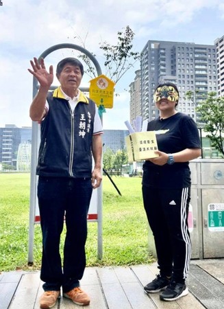 ▲台中市議員王朝坤表示絕無跟該業者有親戚關係。（圖／擷取自王朝坤臉書頁面）