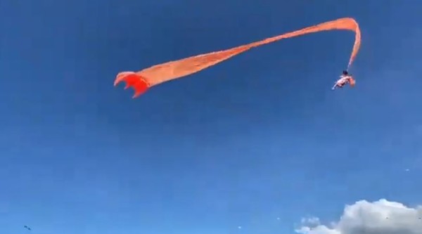 ▲完整影片曝！新竹3歲女童遭「風箏捲上天狂甩31秒」…僅脖子擦傷。（圖／翻攝自網路）