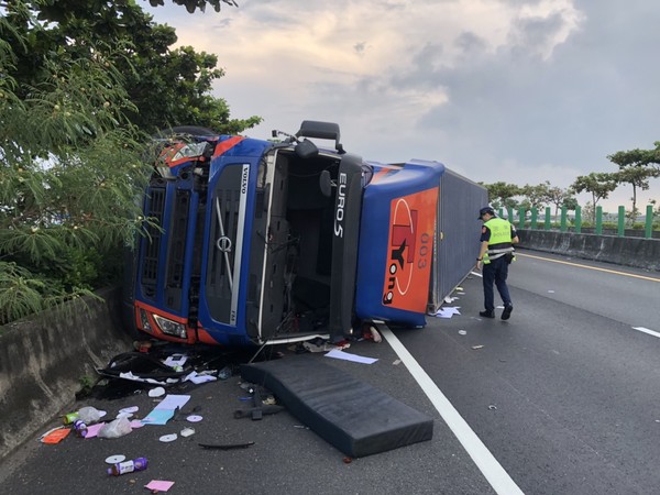 ▲台61北上272k(靠近布袋匝道口)貨櫃車翻覆路肩。（圖／讀者提供）