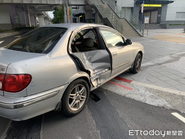 ▲▼新北市蕭姓警員遇違規左轉車，急剎車後輪騰空飛起，撞上小客車右後車門後，翻了360度墜地，造成左大腿變形骨折             。（圖／記者陳以昇翻攝）