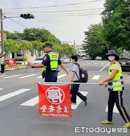 ▲台南市國中、小學開學，為保護學童上、放學安全及讓家長安心，台南市警局所屬各分局，於開學日同步進行「護童專案」，除疏導交通，並宣導9月1日路口大執法措施。（圖／記者林悅翻攝，下同）