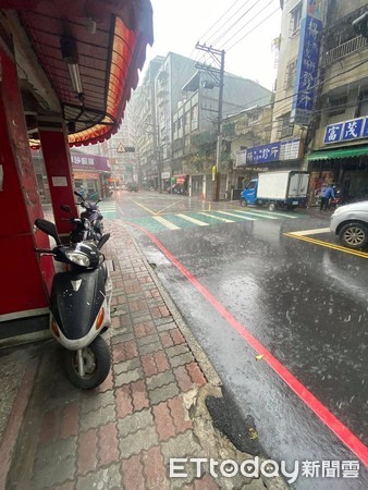 ▲汐止哥目睹震撼1分鐘！大同路下暴雨「汐萬路方向卻是乾的」。（圖／唐定瑋授權引用）