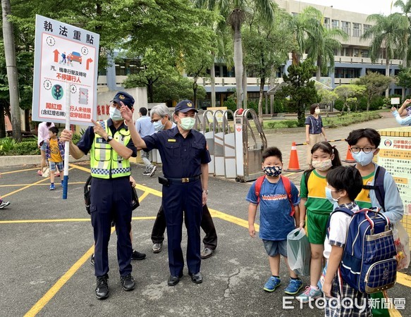 ▲台南市國中、小學開學，為保護學童上、放學安全及讓家長安心，台南市警局所屬各分局，於開學日同步進行「護童專案」，除疏導交通，並宣導9月1日路口大執法措施。（圖／記者林悅翻攝，下同）