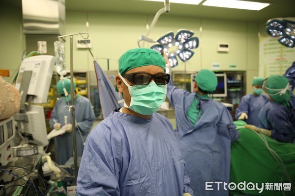 ▲▼丁大欽醫師配戴3D立體眼鏡進行腹腔鏡手術。（圖慈濟醫學中心提供，下同）