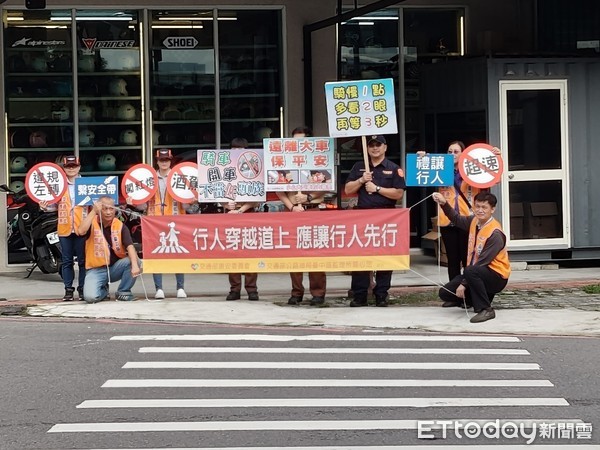 ▲台中市警局交通大隊加強宣導交通安全。（圖／交通大隊提供）