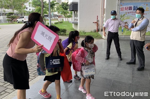 ▲全國中小學開學日，台南市長黃偉哲一大早就前往新南國小「站導護」，視察校園防疫措施，關心學童開學及學校防疫情形，並與師生及家長道早安。（圖／記者林悅翻攝，下同）