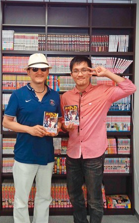 《金田一少年之事件簿》作者樹林伸（左）曾與彭傑（右）合作《新宿D×D》，圖為兩人於2014年合影。（友善文創提供）