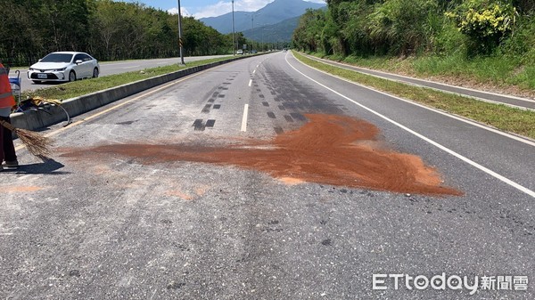 ▲吉甫車與小貨車於北上車道擦撞後翻覆在南下車道。（圖／鳯林分局提供，下同