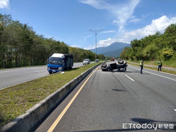 ▲吉甫車與小貨車於北上車道擦撞後翻覆在南下車道。（圖／鳯林分局提供，下同