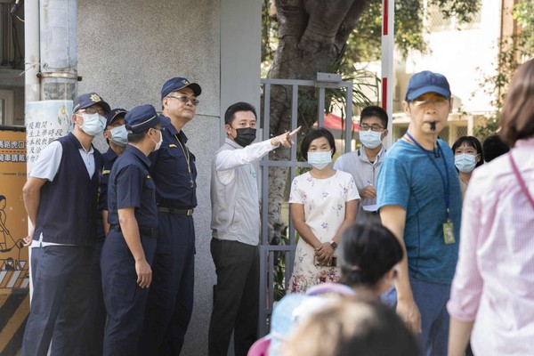 ▲新竹市長林智堅今(31)早特地返回母校東園國小視察校園防疫。（圖／新竹市政府提供）