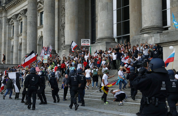▲德國柏林示威者抗議新冠肺炎防疫措施，衝入國會大廈。（圖／路透）