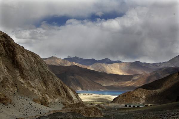 ▲印中邊境拉達克（Ladakh）的湖泊班公錯（Pangong Tso）。（圖／達志影像／美聯社）