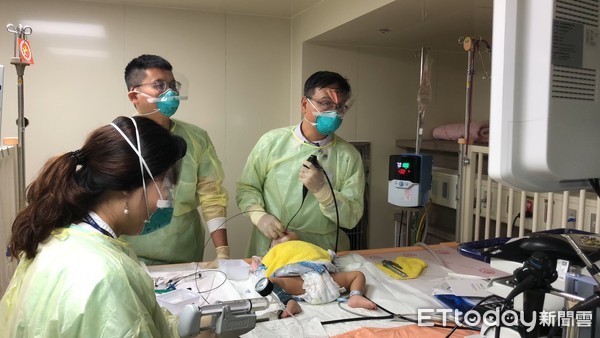 ▲▼越南男嬰患先天性支氣管狹窄，來台求助，台灣醫療團隊及時救援成功。（圖／中國附醫提供）