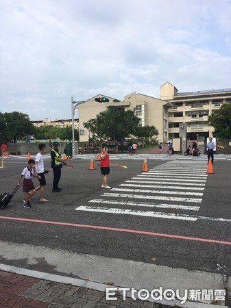 ▲嘉義縣警察局維護學童上下學安全。（圖／記者翁伊森翻攝）