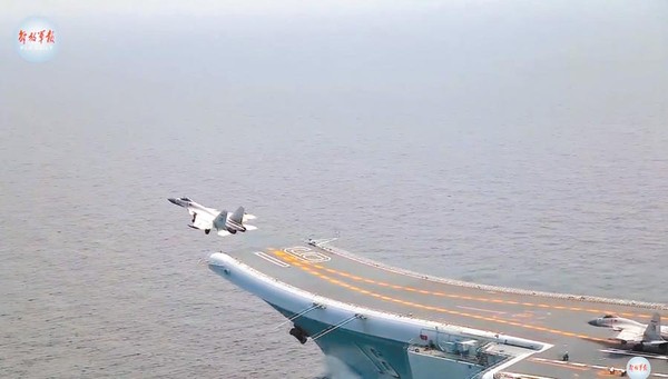 ▲▼殲-15帶彈從遼寧艦上起飛。（圖／翻攝CCTV）