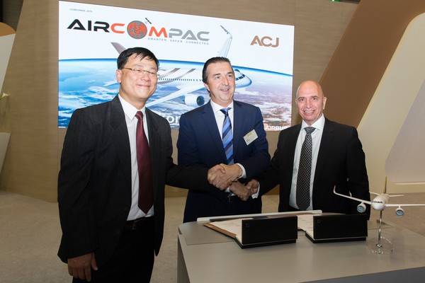 ▲▼空中巴士CEO Benoit Defforge(中)、AERKOMM CTO Jeffrey Wun(左)、和AERKOMM CEO Louis Giordimaina簽約合照。低軌道衛星6G(圖／AERKOMM Inc 提供)