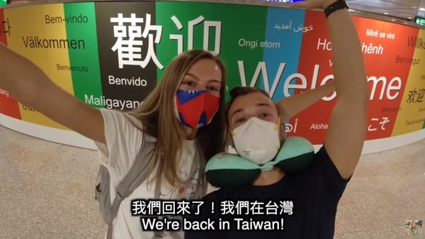 ▲莫彩曦夫婦驚喜宣布回到台灣的消息。（圖／翻攝自YouTube／莫彩曦Hailey）