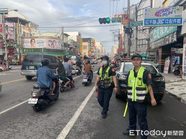 ▲警政署路口大執法1日開跑，屏東縣東港警方加強取締違規，籲用路人遵守交通規則             。（圖／記者陳崑福翻攝）