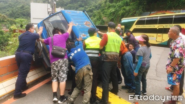 ▲泰安鄉1名8旬老翁，開貨車不慎自撞橋墩翻車，民眾見狀趕緊上前幫忙，所幸老翁沒有生命危險             。（圖／記者黃孟珍翻攝）