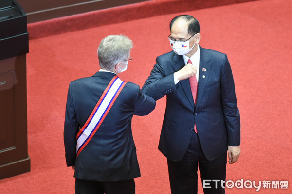 ▲捷克參議院議長韋德齊參訪立法院，院長游錫堃頒贈背帶及獎章。（圖／記者林敬旻攝）