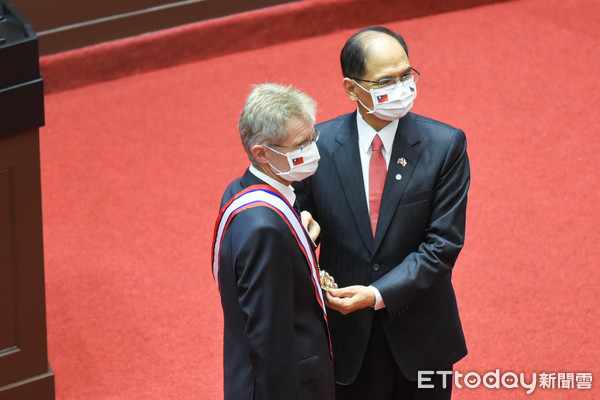 ▲捷克參議院議長維特齊參訪立法院，院長游錫堃頒贈勳章。（圖／記者林敬旻攝）