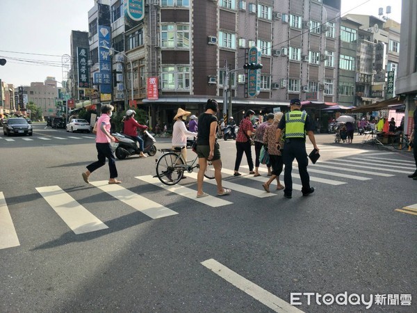 ▲台南市警白河分局長朱信憲，親自率領員警至轄內中山中正路口、中山康樂路口加強違規取締工作，強力執法，展示維護交通安全決心。（圖／記者林悅翻攝，下同）