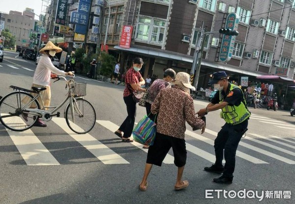 ▲台南市警白河分局長朱信憲，親自率領員警至轄內中山中正路口、中山康樂路口加強違規取締工作，強力執法，展示維護交通安全決心。（圖／記者林悅翻攝，下同）