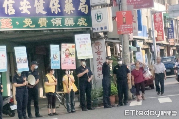 ▲台南市警白河分局長朱信憲，親自率領員警至轄內中山中正路口、中山康樂路口加強違規取締工作，強力執法，展示維護交通安全決心。（圖／記者林悅翻攝，下同）