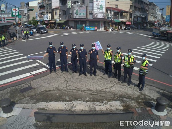 ▲91全國路口同步交通大執法，台南市警新化分局出動無人機搭載喊話器，至新化街役場前路口，向人、車做宣導。（圖／記者林悅翻攝，下同）  