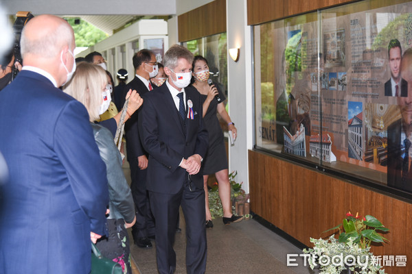 ▲捷克參議院議長維特齊拜訪立法院，參觀文化走廊捷克特展。（圖／記者林敬旻攝）