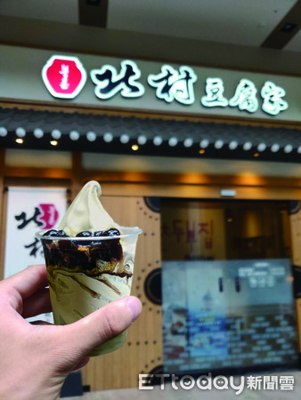 ▲用餐免費吃　北村豆腐家秋季限定「厚奶茶珍珠霜淇淋」上市。（圖／豆府餐飲提供）