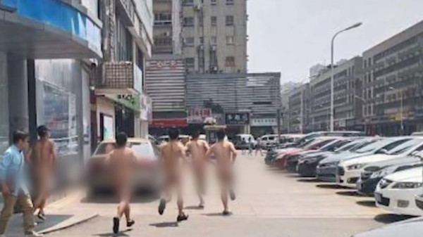 ▲▼長沙五名男子在3C廣場裸奔。（圖／翻攝自澎湃新聞）