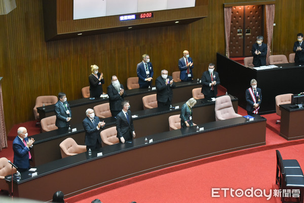 ▲捷克參議院議長韋德齊參訪立法院發表演講，全體鼓掌。（圖／記者林敬旻攝）
