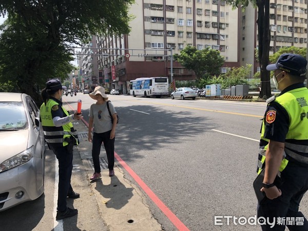 ▲交警大隊在火車站前站附近的公園路與公園南路口，進行路口週邊交通秩序維護。（圖／記者林悅翻攝，下同）